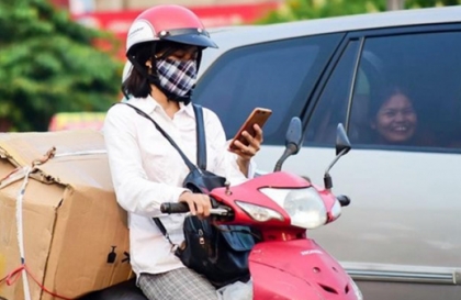 Nghị định 168 - Lỗi trừ 10 điểm GPLX: Điều khiển xe máy dùng tay sử dụng điện thoại gây TNGT